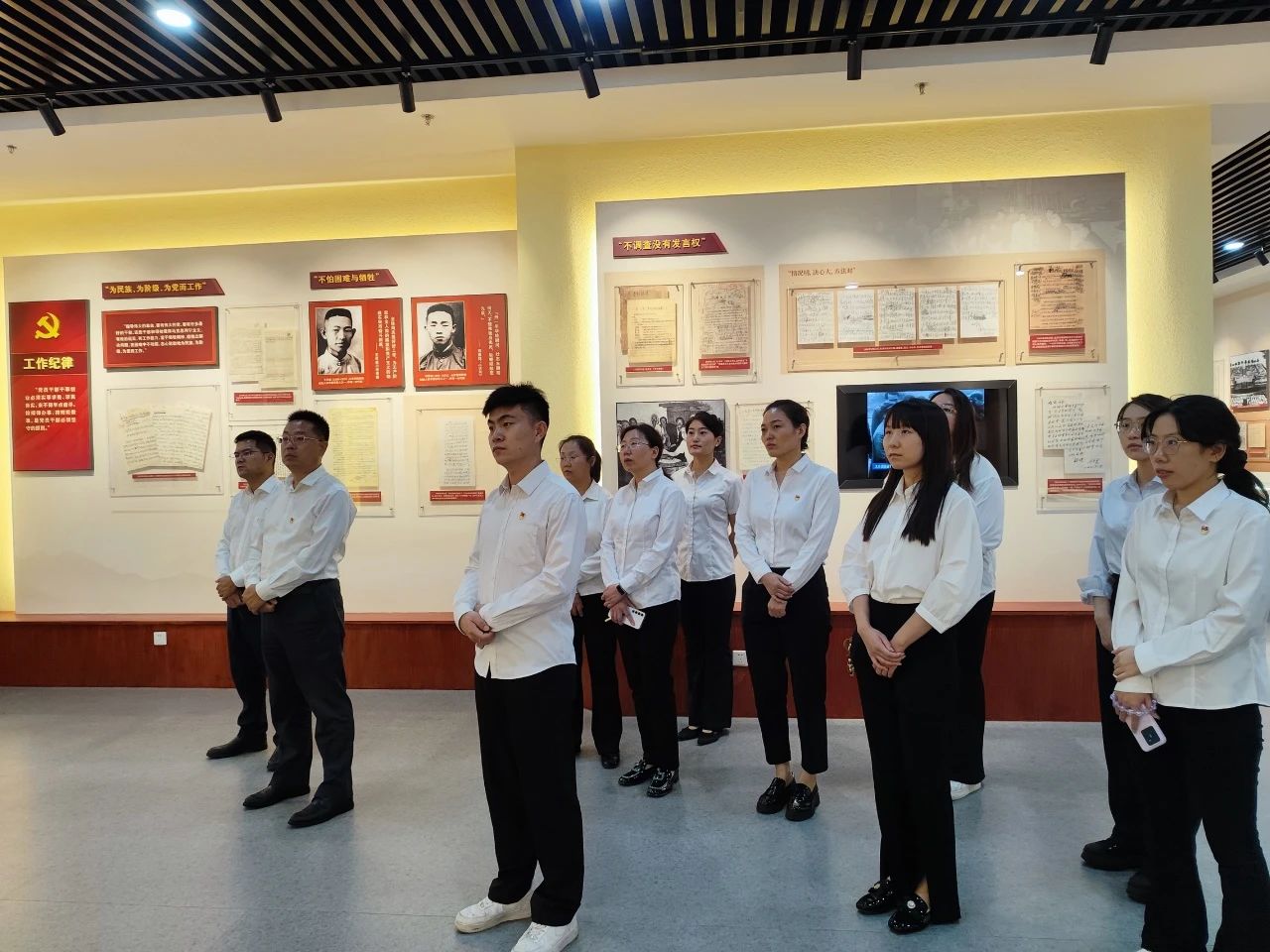 瀝青公司權(quán)屬單位路用新材料公司黨支部組織參觀黨紀(jì)學(xué)習(xí)教育專題檔案文獻(xiàn)展